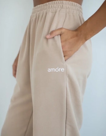 Девушка в штанах бренда Amore Store
